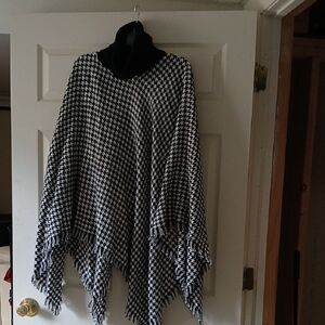 Black and White Houndstooth Women's Cape